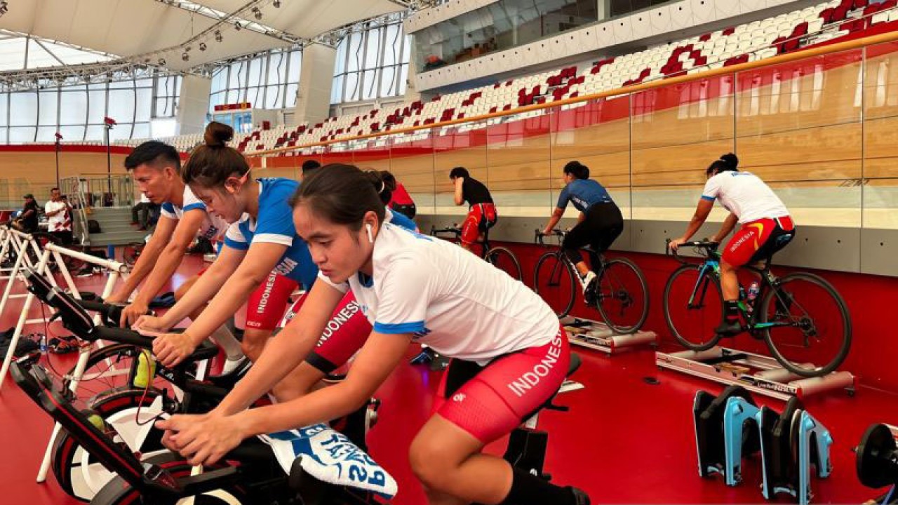Para pebalap sepeda dari tim nasional Indonesia melakukan sesi latihan di Jakarta International Velodrome Rawamangun, Jakarta Timur, Jumat (10/2/2023). (ANTARA/Arnidhya Nur Zhafira)