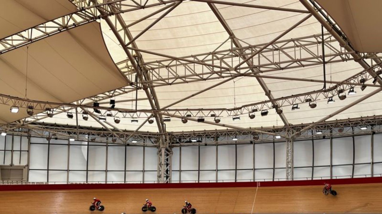 Para pebalap sepeda Indonesia melakukan sesi latihan jelang UCI Track Nations Cup di Jakarta International Velodrome Rawamangun, Jakarta Timur, Jumat (10/2/2023). (ANTARA/Arnidhya Nur Zhafira)