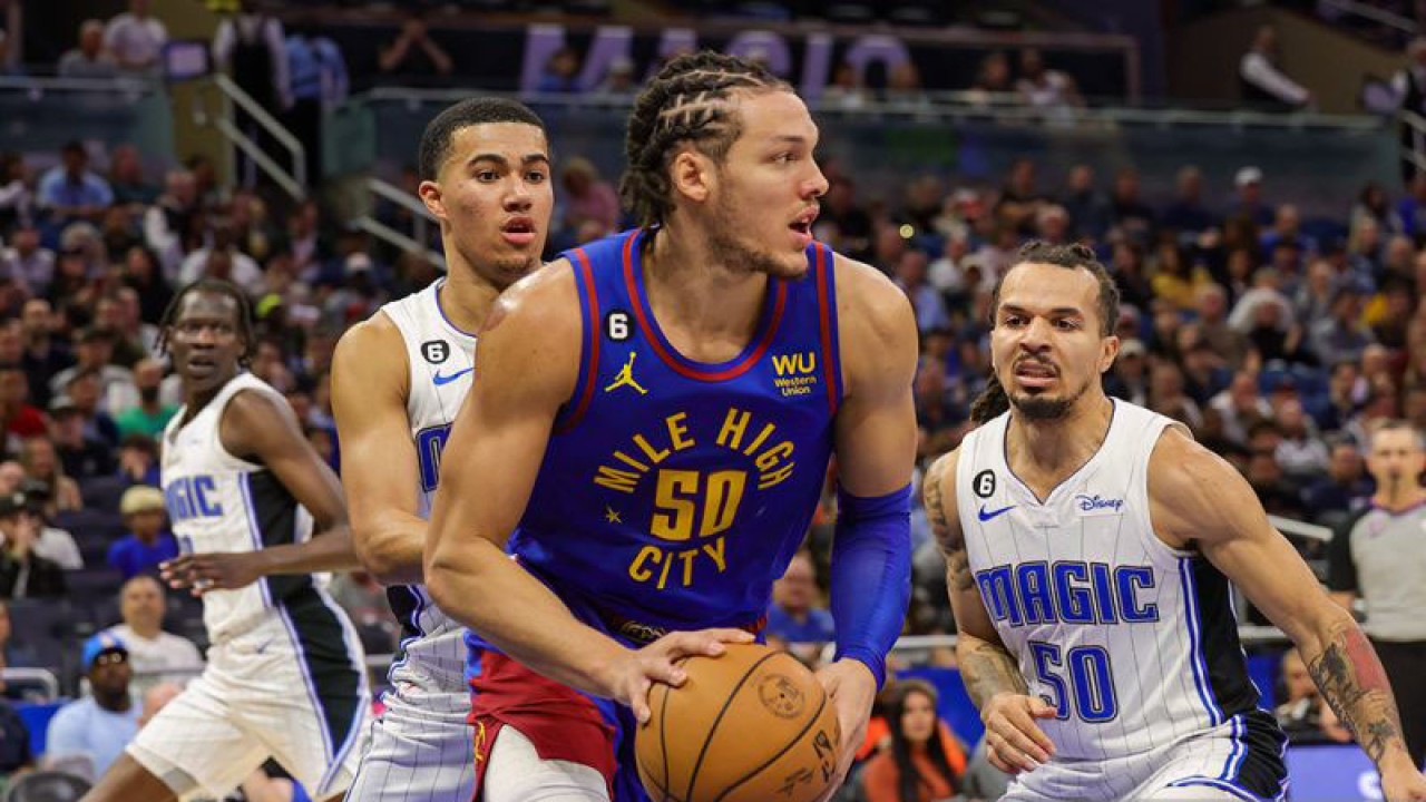 Pebasket Denver Nuggets Aaron Gordon (50) berupaya melewati pebasket Orlando Magic Cole Anthony (50) dan Caleb Houstan (2) dalam pertandingan lanjutan NBA, di Amway Center, Florida, Amerika Serikat, Jumat (10/2/2023). Denver Nuggets gagal raih kemenangan di kandang Orlando Magic setelah kalah dari tuan rumah dengan skor 104-115. ANTARA FOTO/USA TODAY Sports via Reuters/Mike Watters/nym.