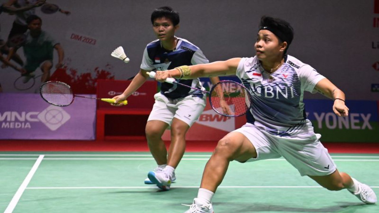 Pebulu tangkis ganda putri Indonesia Apriyani Rahayu (kanan) didampingi Siti Fadia Silva Ramadhanti (kiri) mengembalikan kok ke arah lawannya pebulu tangkis ganda putri Taiwan Hu Ling Fang dan Lin Xiao Min pada babak 16 besar turnamen Daihatsu Indonesia Masters 2023 di Istora Gelora Bung Karno, Senayan, Jakarta, Kamis (26/1/2023). ANTARA FOTO/Indrianto Eko Suwarso/rwa.