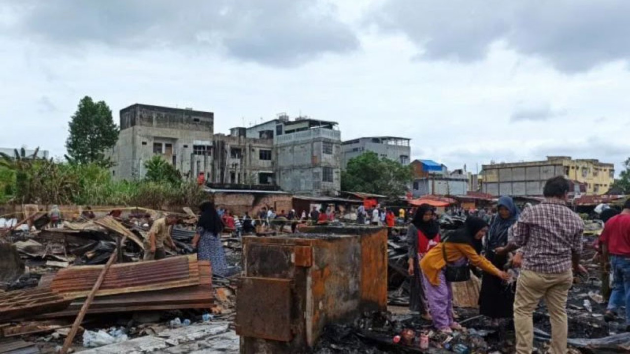 Para pedagang di Pasar Cik Puan Pekanbaru mengais sisa barang yang terbakar pada Minggu (19/2) lalu. (ANTARA/Annisa Firdausi)