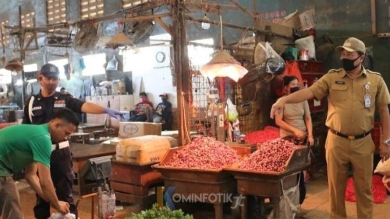 Pedagang beraktivitas di Pasar Induk Kramat Jati, Jakarta, Senin (28/11/2022). ANTARA/HO-Kominfotik Jakarta Timur