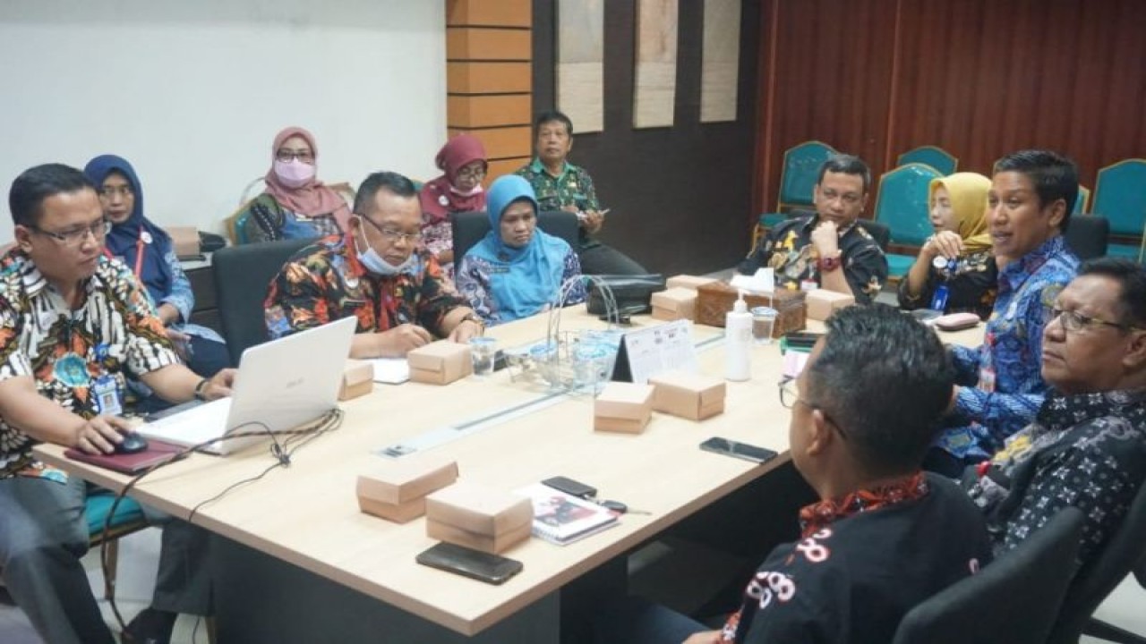Wali Kota Pekalongan Afzan Arslan Djunaid bersama jajaran Dinperinaker Kota Pekalongan sedang membahas usulan jenis pekerjaan rentan di Pekalongan, Rabu (8/2/2023). ANTARA/HO-Humas Kota Pekalongan