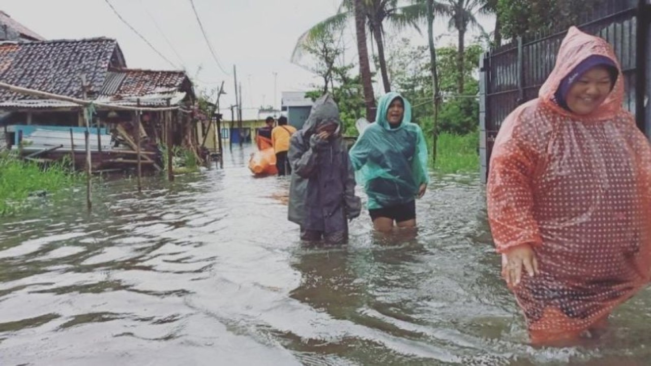 Warga Kota Pekalongan berusaha mengungsi ke lokasi pengungsian yang disiapkan Pemkot Pekalongan karena wilayahnya dilanda banjir, Jumat (24/2/2023). (ANTARA/HO-Humas Kota Pekalongan)