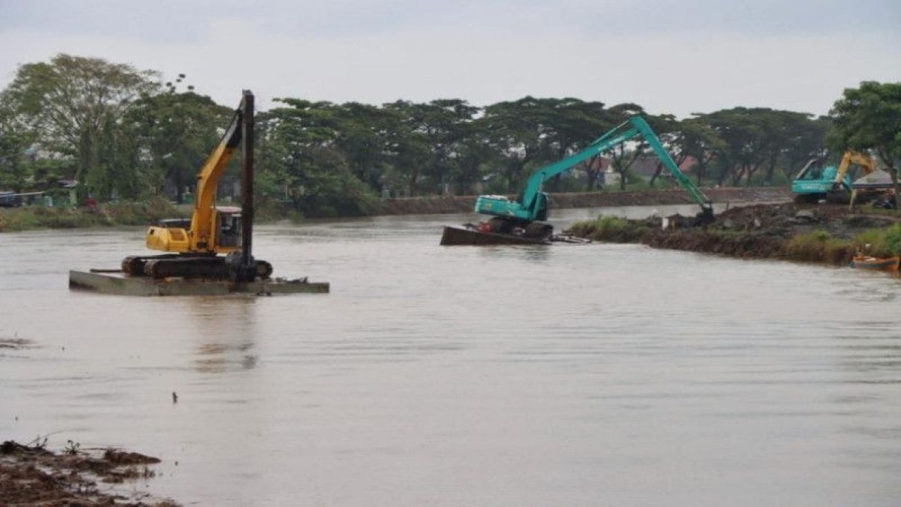 Pemerintah Kota Pekalongan melakukan pengerukan sisa endapan sungai sebagai upaya mencegah banjir dan rob. (ANTARA/HO-Humas Kota Pekalongan)