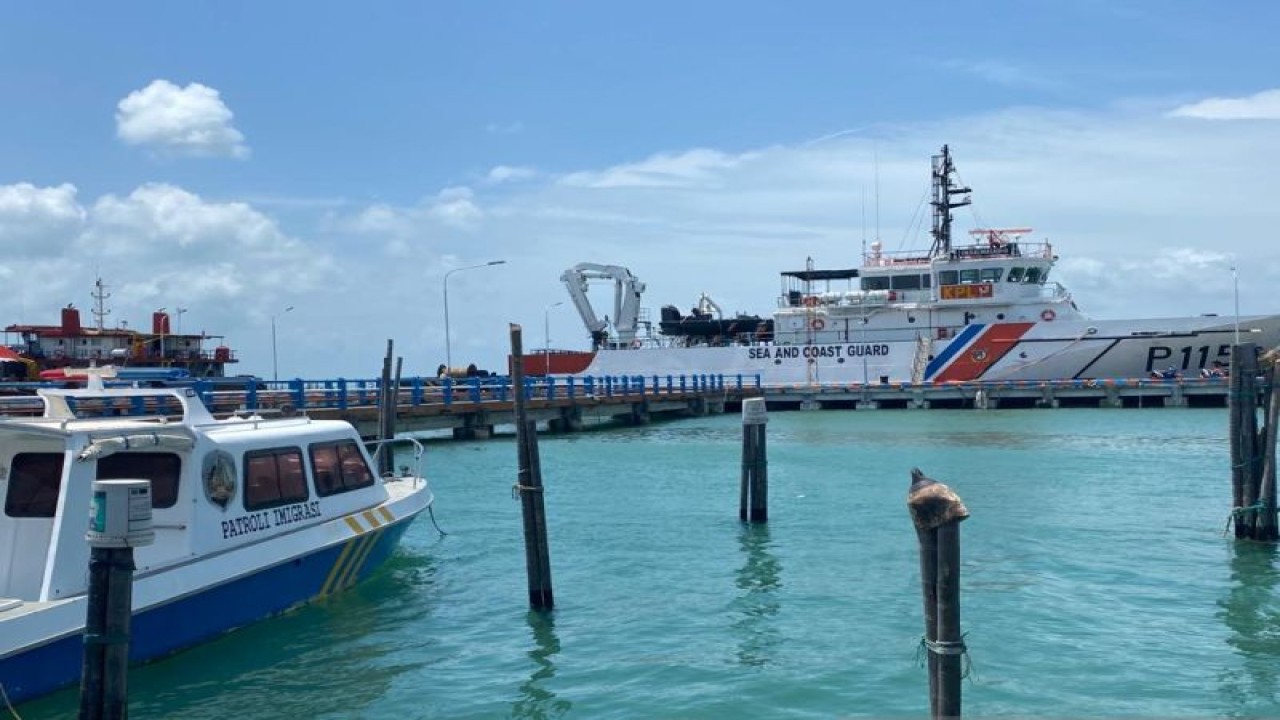 Sejumlah kapal sandar di pelabuhan rakyat di Tanjunguban, Kabupaten Bintan, Kepulauan Riau saat cuaca burul. ANTARA/Nikolas Panama