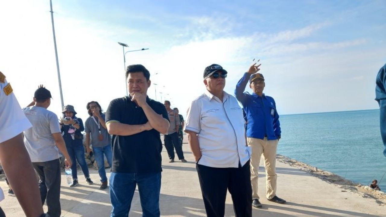 Bupati bangka Barat Sukirman bersama Wakil Bupati Bong Ming Ming mengunjugi Pelabuhan Tanjungular, mentok. (ANTARA/ Donatus Dasapurna)