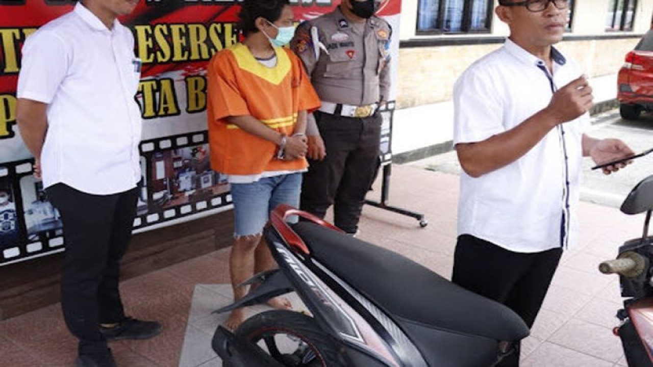 Pelaku kejahatan saat dipamerkan pada jurnalis. (ANTARA/HO-Humas Polda Kaltim)
