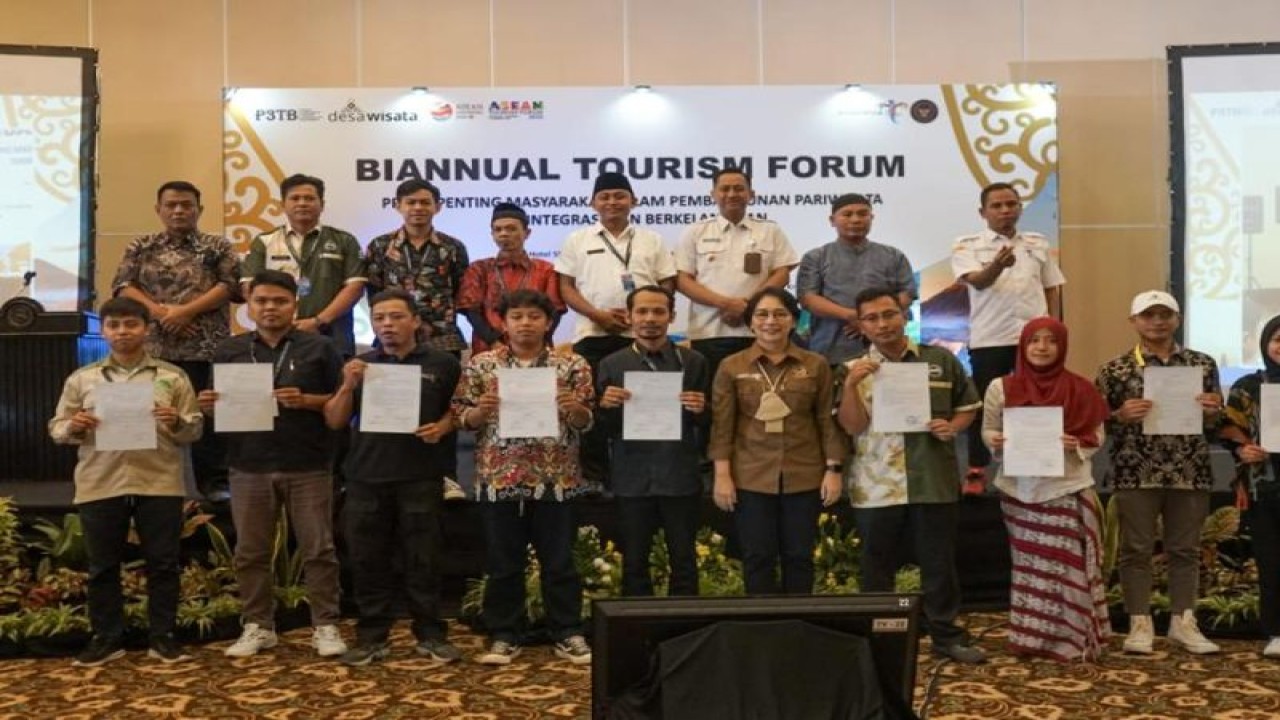 Sebanyak 20 orang perwakilan desa wisata yang merupakan local champion dari Kabupaten/Kota Magelang, Sleman, Klaten, dan Yogyakarta dalam kegiatan Biannual Tourism Forum yang digelar Kementerian Pariwisata dan Ekonomi Kreatif/Badan Pariwisata dan Ekonomi Kreatif pada Rabu (2/2/2023). (ANTARA/HO)