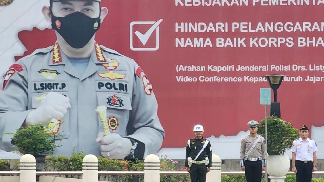 Perwakilan dari unsur kepolisian, TNI, dan Dinas Pehubungan saat pelaksanaan gelar pasukan Operasi Keselamatan Lalu Lintas Candi 2023 di Mapolda Jawa Tengah, Selasa. (ANTARA/ I.C.Senjaya)