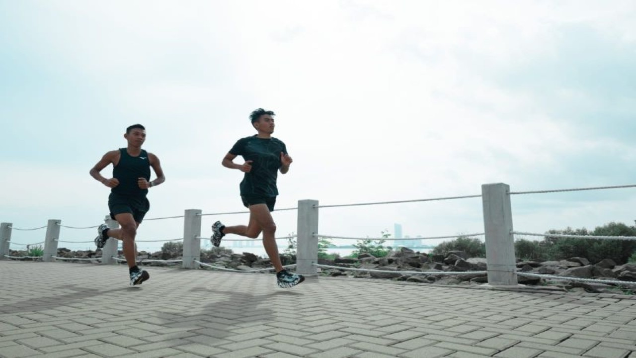 Pelari elite marathon Indonesia Reza Aulia Pradipta dan Muhammad Ady Saputra berlatih menuju Osaka Marathon 2023. (ANTARA/HO-Mizuno)