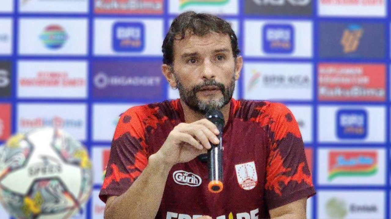 Pelatih Persis Solo Leonardo Medina (ANTARA/ I.C.Senjaya)