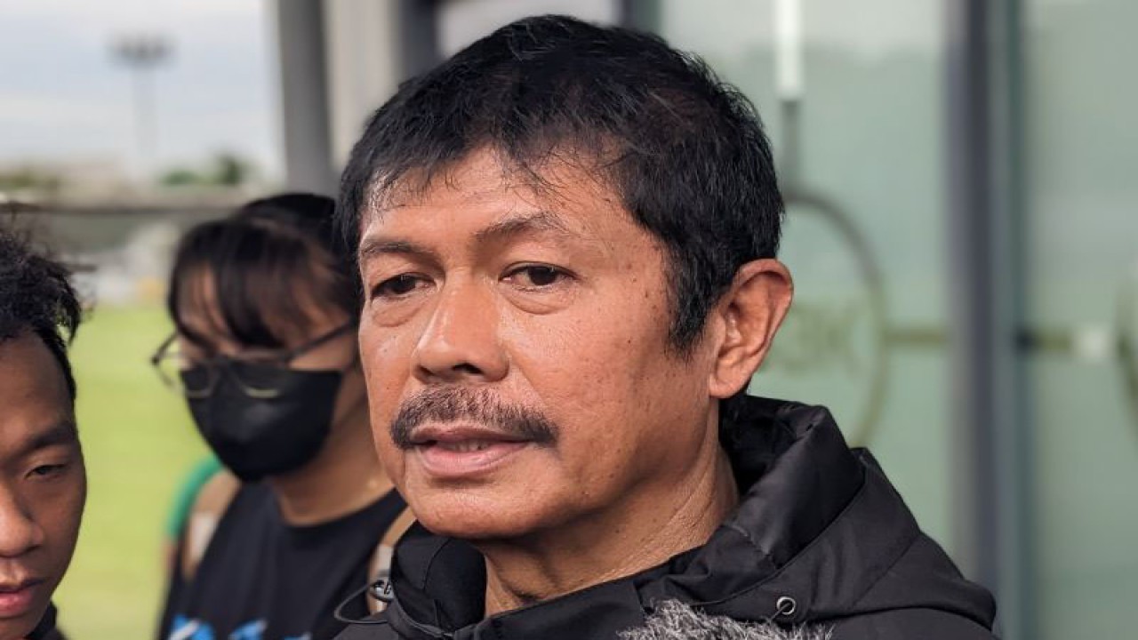 Pelatih tim nasional U-22 Indonesia, yang juga direktur teknik PSSI, Indra Sjafri memberikan pernyataan kepada pewarta di Lapangan C Gelora Bung Karno, Jakarta, Rabu (8/2/2023). (Michael Siahaan)