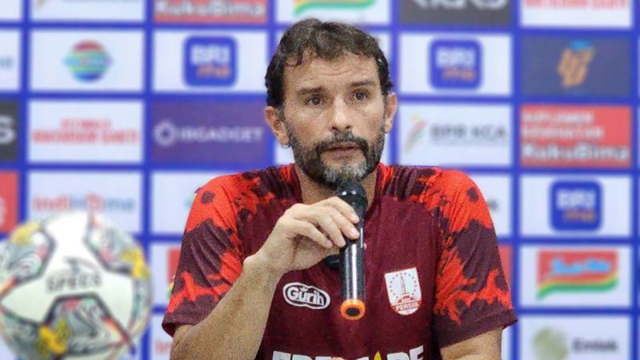 Pelatih Persis Solo Leonardo Medina (ANTARA/ I.C.Senjaya)