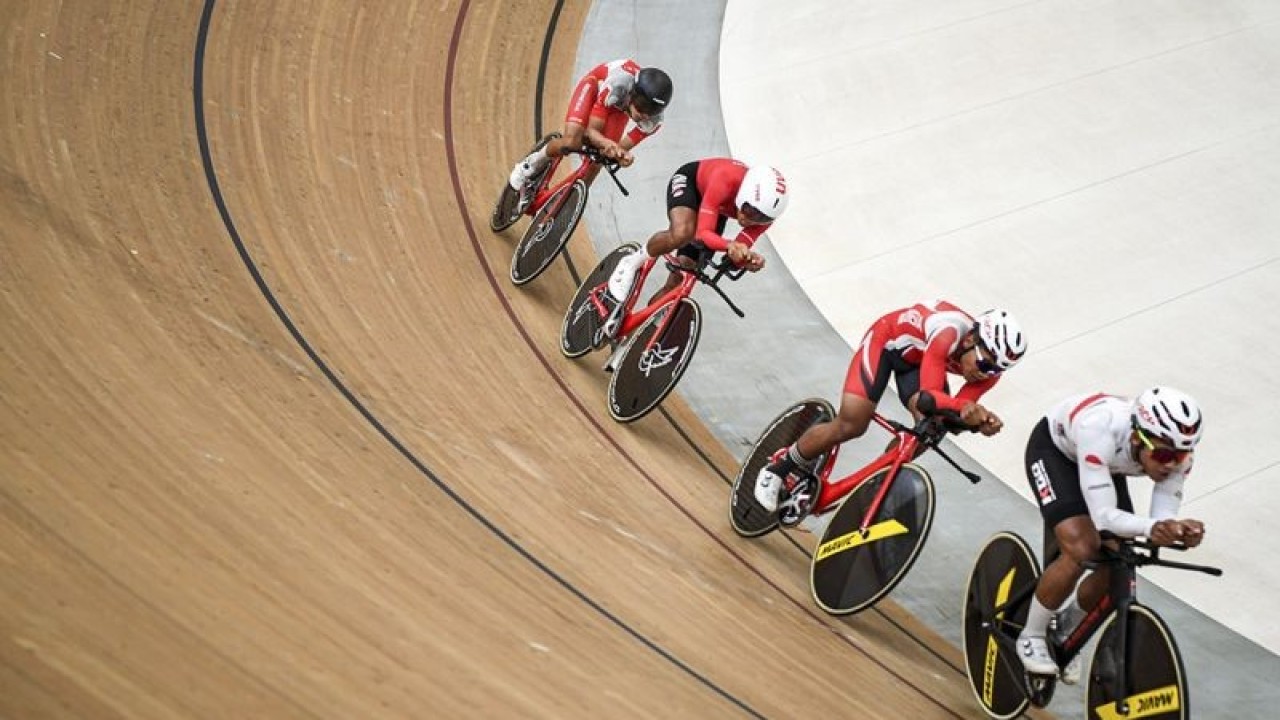 Sejumlah atlet balap sepeda 'track team' putra Indonesia memacu kecepatannya saat berlatih di Velodrome Rawamangun, Jakarta, Selasa (14/2/2023). Latihan tersebut dalam rangka persiapan jelang ajang UCI Track Nations Cup 2023 yang akan berlangsung pada 23-26 Februari mendatang di Velodrome, Ramawangun. ANTARA FOTO/M Risyal Hidayat/nym.