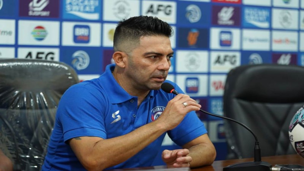 Pelatih Arema FC Javier Roca. (ANTARA/HO-MO Arema FC)