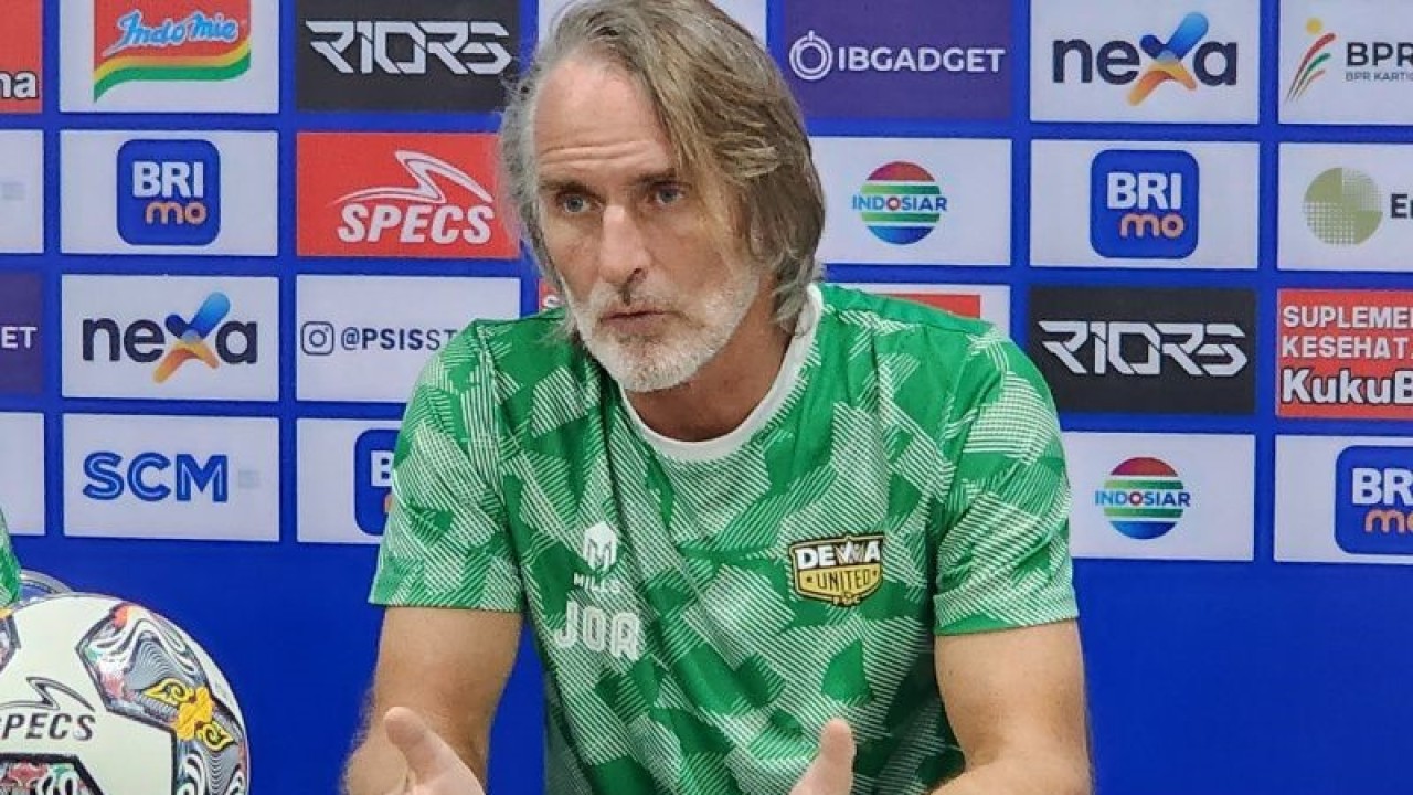 Pelatih kesebelasan Dewa United Jan Olde Riekerink. ANTARA/ I.C.Senjaya