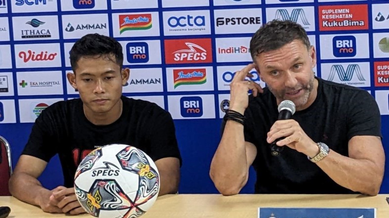 Arsip -Pelatih Persija Thomas Doll (kanan) dan bek skuadnya Ahmad Birrul Walidain memberikan pernyataan usai laga lanjutan Liga 1 Indonesia 2022-2023 kontra RANS Nusantara FC, yang dimenangkan Persija dengan skor 3-1, di Stadion Patriot Candrabhaga, Bekasi, Jumat (3/2/2023). (ANTARA/Michael Siahaan)