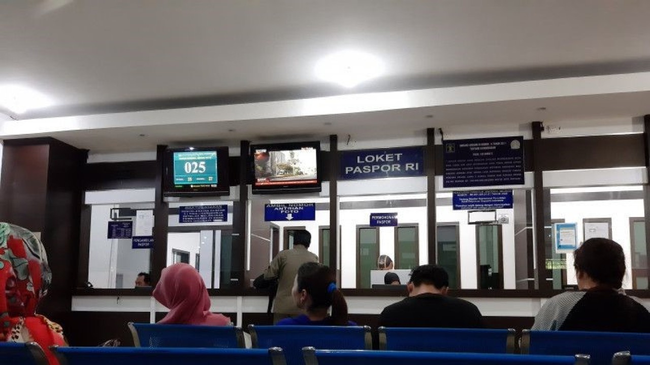 Pelayanan paspor di kantor Imigrasi Tanjungpinang, Kepulauan Riau (Kepri). (Ogen)