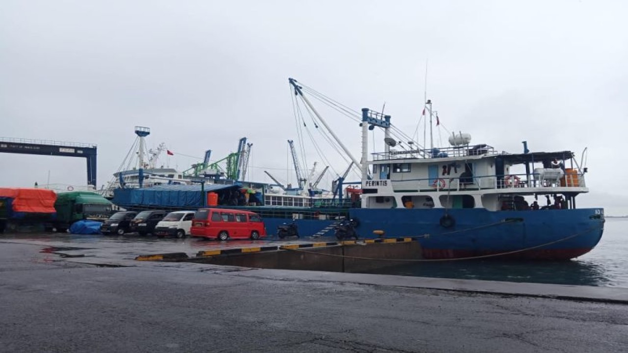 Suasana aktivitas bongkar muat di Terminal Peti Kemas kelolaan PT Pelindo Regional 4 di Makassar, Selasa (31/1). Antara/ Suriani Mappong