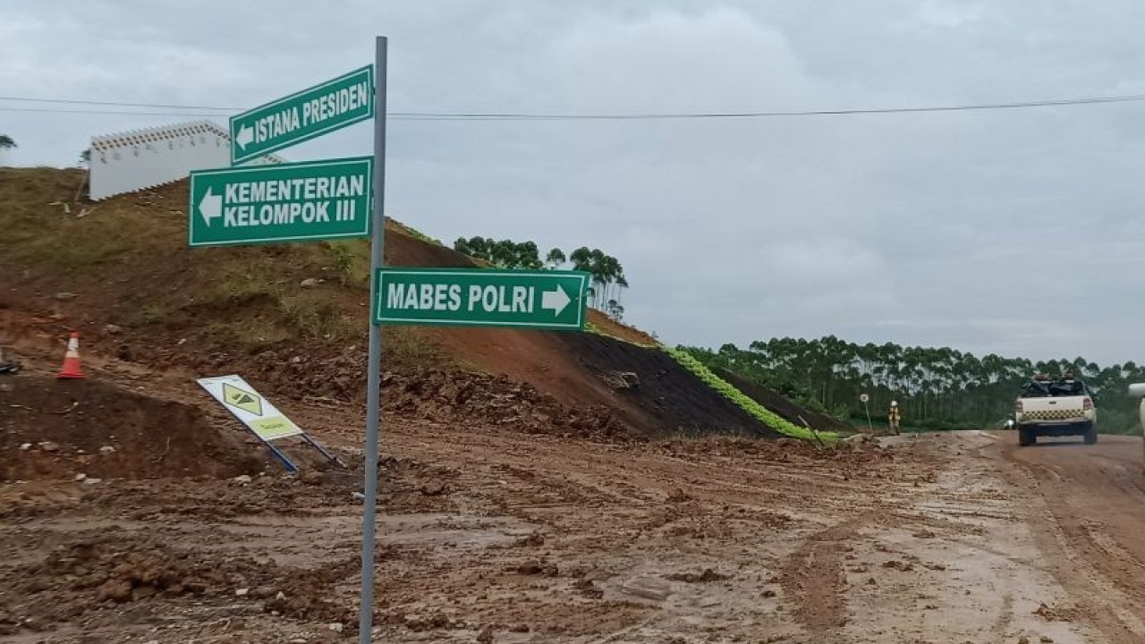 Papan petunjuk arah lokasi pembangunan gedung di kawasan inti IKN Indonesia baru di Kecamatan Sepaku, Kabupaten Penajam Paser Utara, Provinsi Kalimantan Timur (ANTARA/Bagus Purwa)
