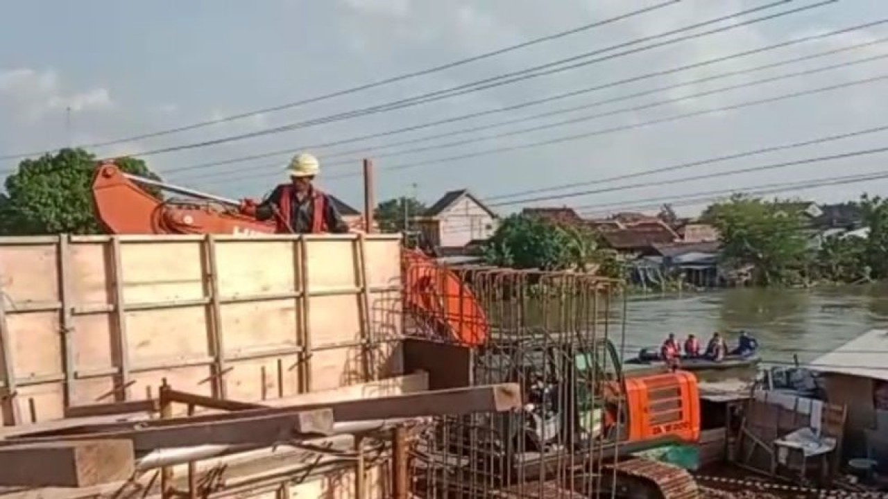 Pekerja tengah memasang besi untuk konstruksi beton Jembatan Juwana Kabupaten Pati, Jawa Tengah. (ANTARA/Akhmad Nazaruddin Lathif)