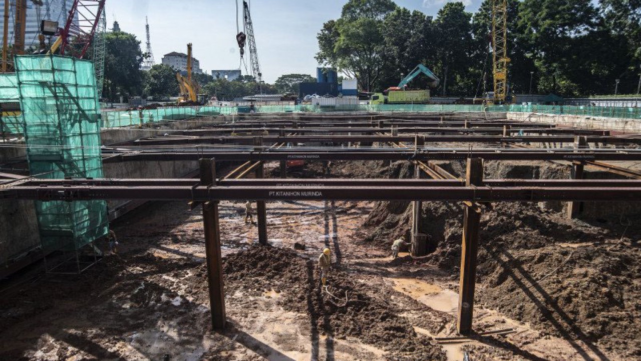 Pekerja menyelesaikan pekerjaan proyek pembangunan MRT Jakarta Fase II di kawasan MH Thamrin, Jakarta, Kamis (27/5/2021). ANTARA FOTO/Muhammad Adimaja/aww.