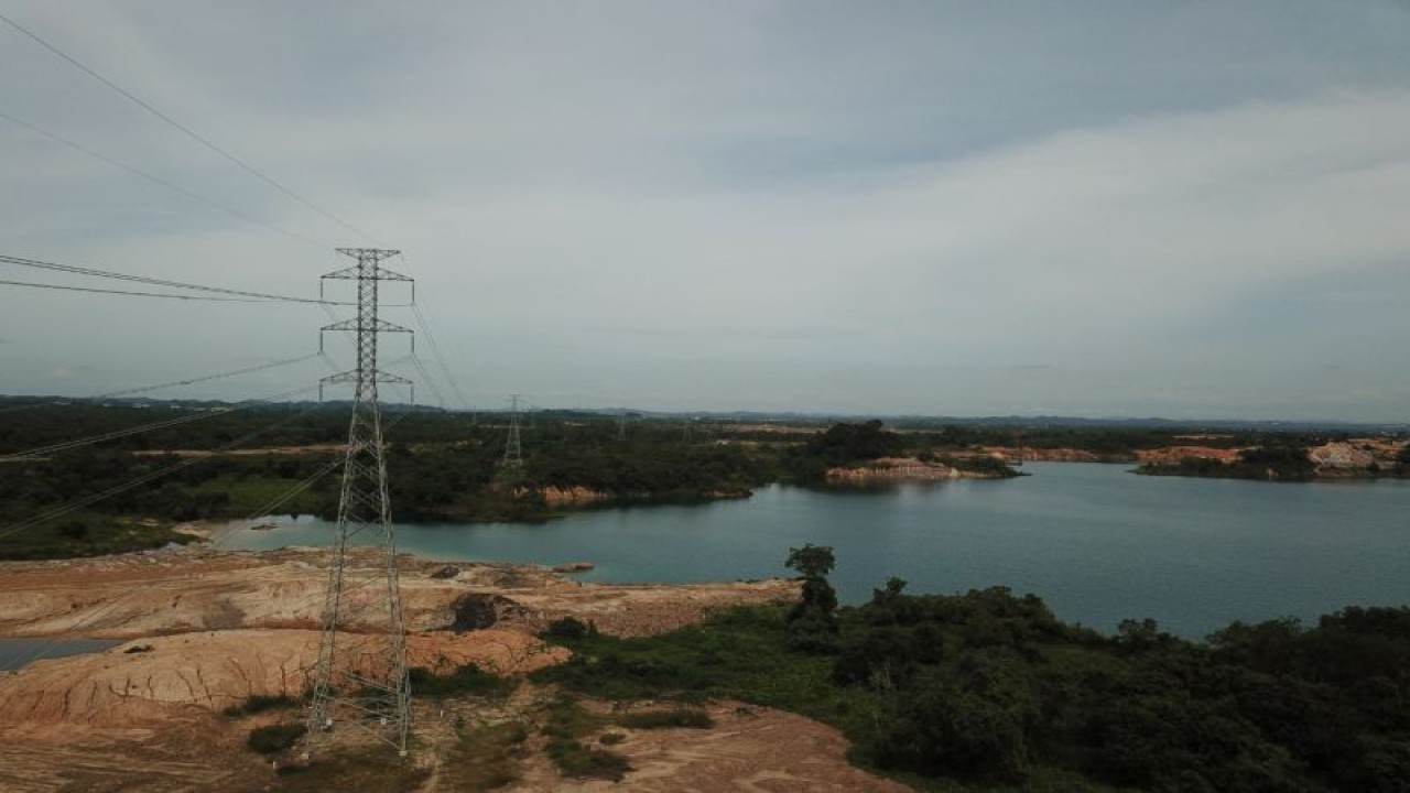 Pembangunan tower transmisi listrik oleh PLN. (ANTARA/HO-PLN Kaltimra)