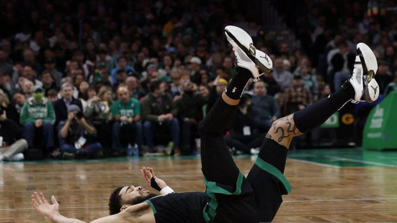 Pebola basket Boston Celtics forward Jayson Tatum (0) terjatuh saat bertanding melawan Phoenix Suns dalam pertandingan lanjutan NBA di Boston, Massachusetts, AS, Sabtu (4/2/2023). Tuan rumah Boston Celtics dikalahkan tim tamunya dengan skor 94-106. ANTARA FOTO/USA TODAY Sports via Reuters/Winslow Townson/nym.