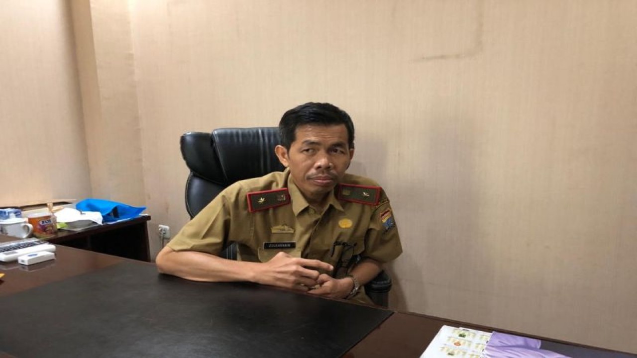 Asisten III Bidang Adminstrasi Umum Setda Kota Palembang Zulkarnain di Palembang, Selasa (21/2). (ANTARA/Ahmad Rafli Baiduri)