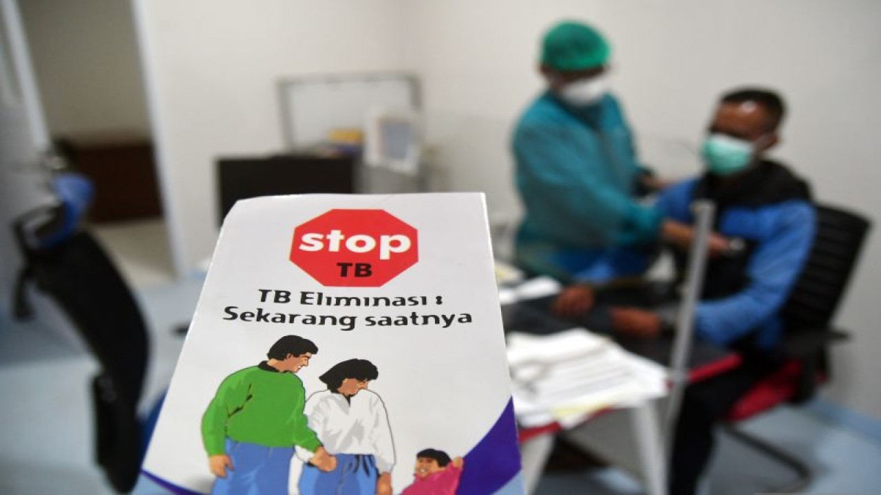 Arsip Foto. Dokter memeriksa penderita penyakit tuberkulosis (TBC) di Rumah Sakit Paru-paru Dr. M. Goenawan Partowidigdo, Cisarua, Kabupaten Bogor, Jawa Barat. (ANTARA FOTO/Arif Firmansyah/YU)