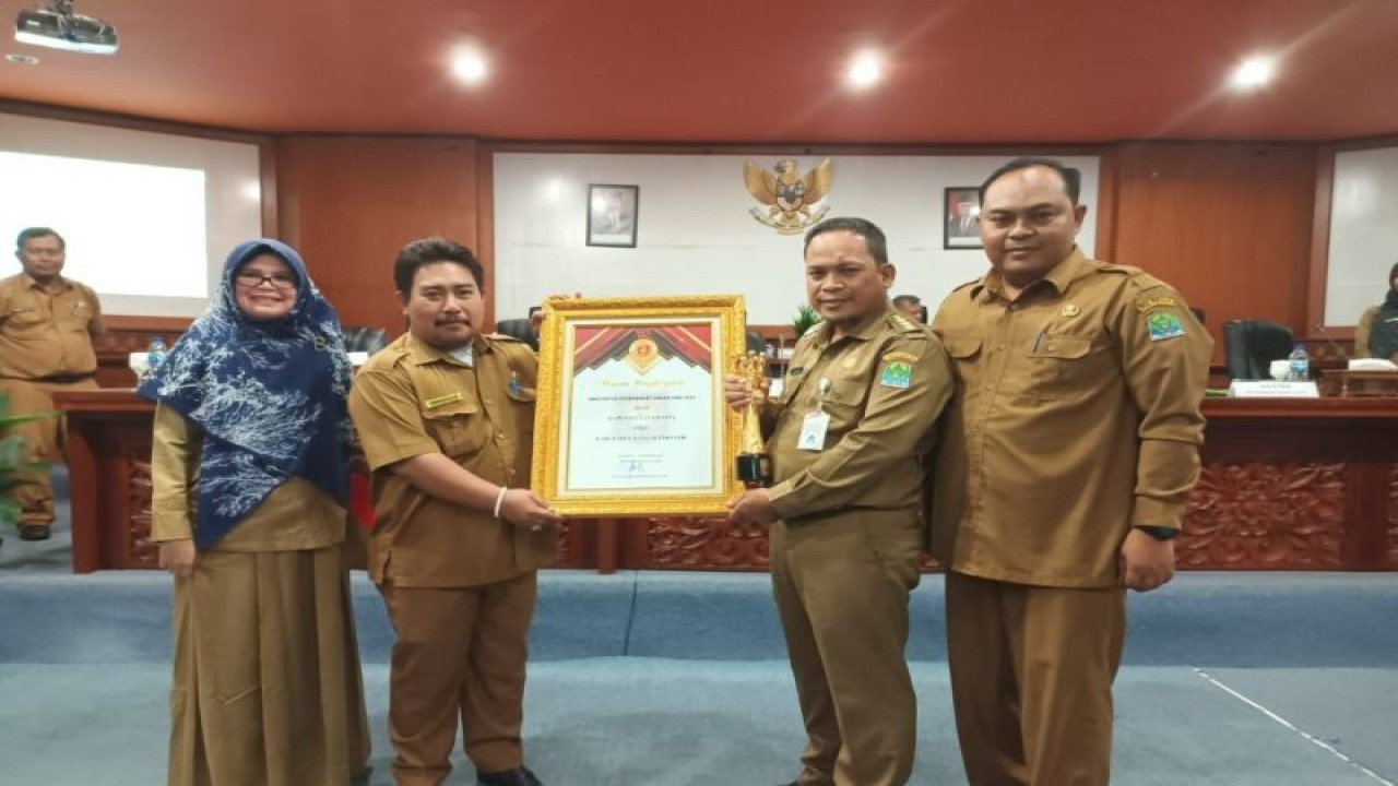 Pj Bupati Jaya Nurdin di Calang, Rabu (15/2/2023) memperlihatkan penghargaan Innovative Government Award (IGA) Tahun 2022  dari Kementerian Dalam Negeri (Kemendagri) dengan Predikat Kabupaten Sangat Inovatif Kategori Pemerintah Kabupaten Kota, di Aula Lantai III Setdakab Aceh Jaya, (FOTO ANTARA/HO-Pemkab Aceh Jaya)