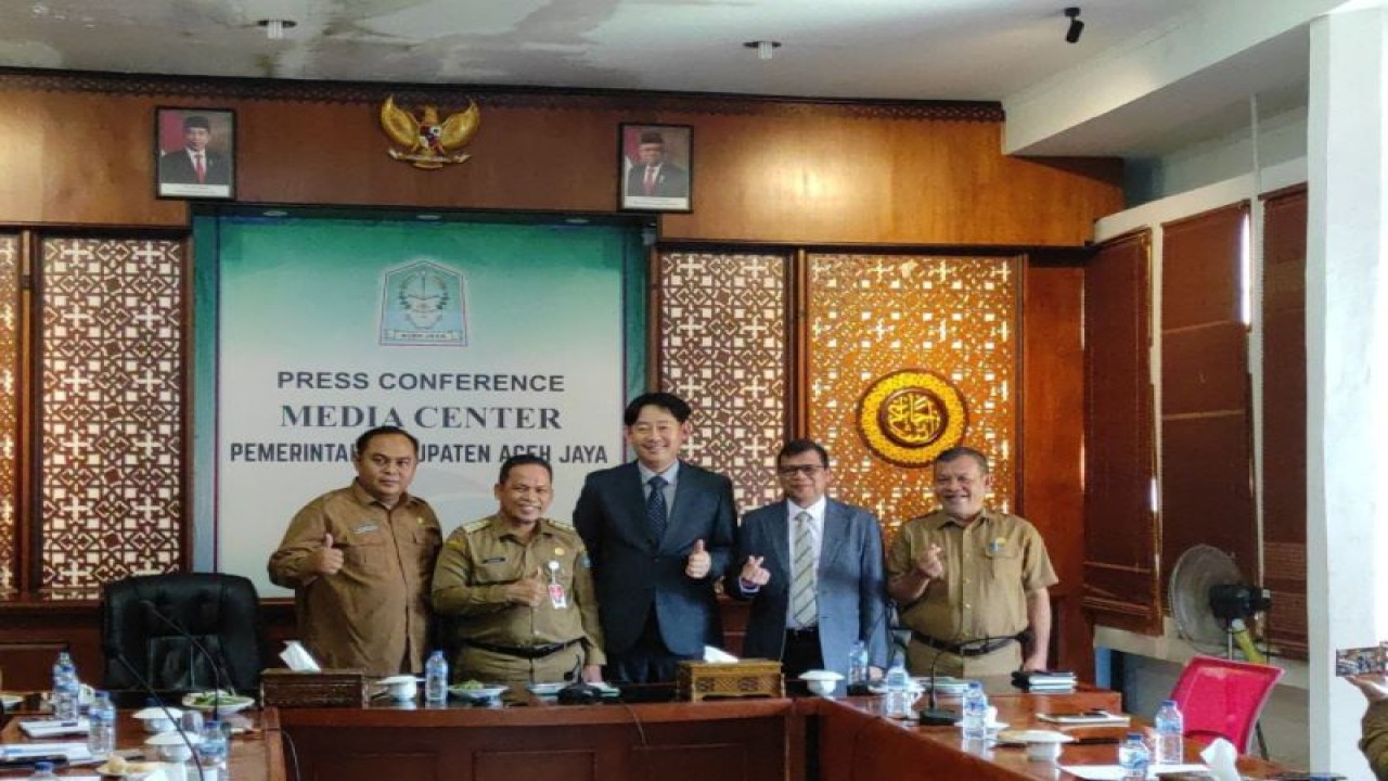Pj Bupati Aceh Jaya, Nurdin memaparkan sejumlah kemudahan dalam berivestasi di Kabupaten Aceh Jaya pada saat acara Business Matching bersama Mr. Lee Kwang Eui yang merupakan Director of The Zone. Ltd.In dari Korea Selatan, di Aula lantai III Setdakab Kabupaten Aceh Jaya, Selasa (21/2/2023) (ANTARA/HO)
