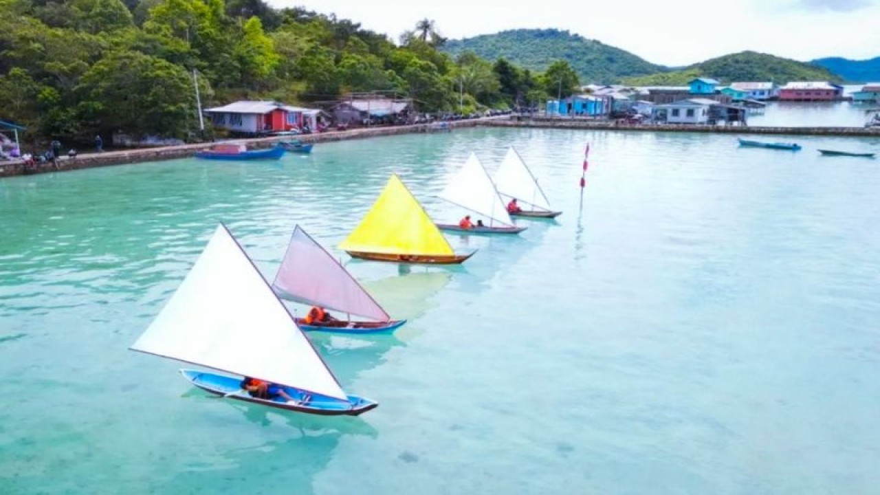 Foto Arsip - Lomba jukung layar di Anambas tahun 2022 (ANTARA/HO-Disparbud Anambas/Cherman)