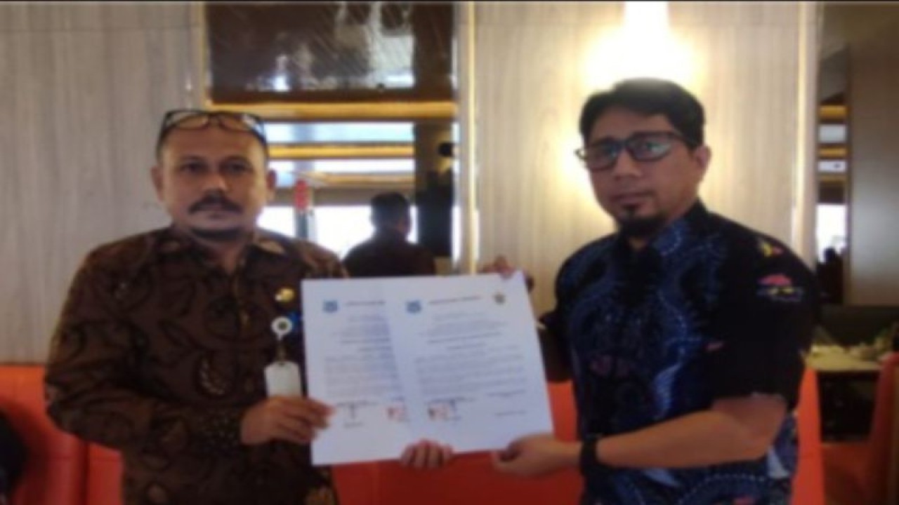 Bupati Banggai Kepulauan Ihsan Basir (kiri), Rektor Unhas Makassar Jamaluddin Jompa (kanan) foto bersama sambil memperlihatkan naskah MoU yang ditandatangani dua belah pihak. (ANTARA/HO-Prokopim Setda Pemkab Bangkep)