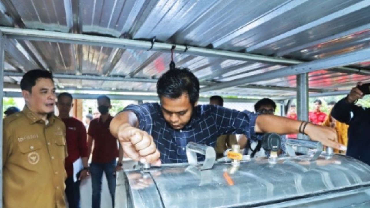 Wakil Bupati Bangka Barat Bong Ming Ming (kiri) mengunjungi UMKM Belangkas Berseri Tanjungpunai. ANTARA/Donatus Dasapurna