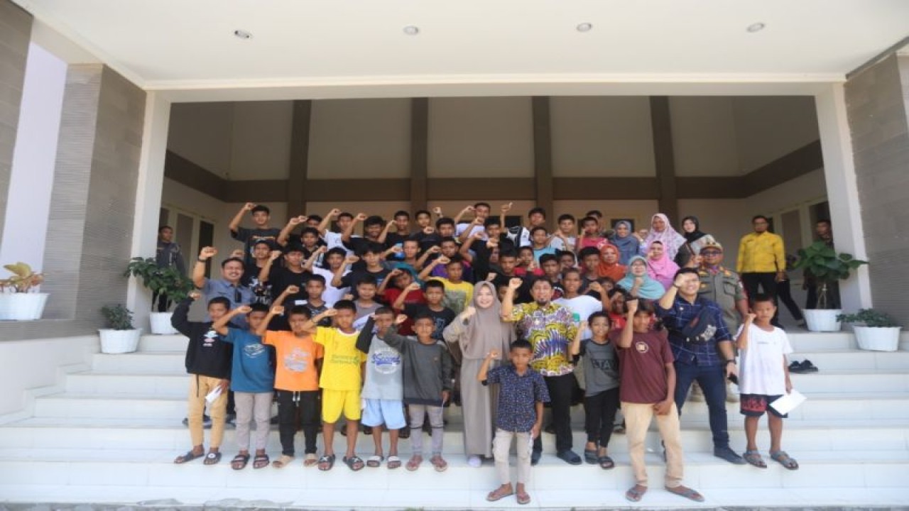 Foto bersama Bupati Banggai Kepulauan Ihsan Basir dan Ketua TP PKK Kabupaten Banggai Kepulauan Wahyuningsih bersama anak - anak yang orang tuanya bekerja sebagai buruh, di Bangkep. (ANTARA/HO-Prokopim Setda Pemkab Bangkep)