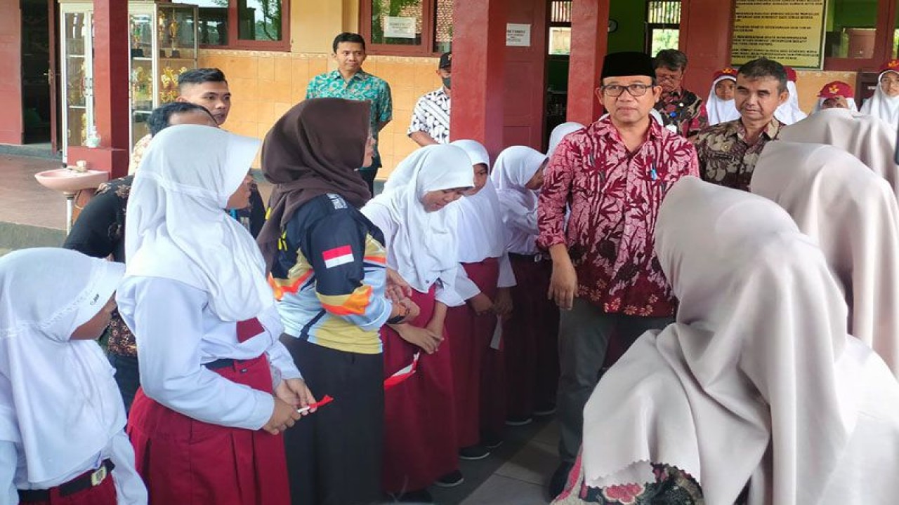 Bupati Banyumas Achmad Husein (batik merah) didampingi Kepala Dinas Pendidikan Kabupaten Banyumas Joko Wiyono (batik cokelat) menyapa guru dan siswa SD Negeri Karangtengah 1, Kecamatan Cilongok, Banyumas, Selasa (31/1/2023). ANTARA/HO-Pemkab Banyumas