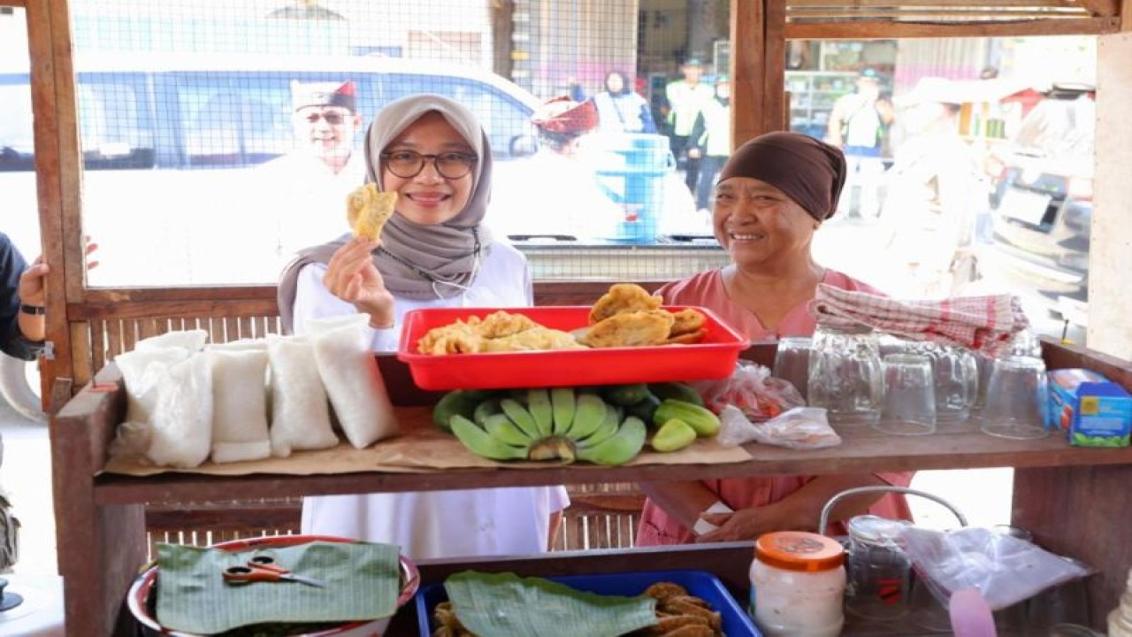 Bupati Banyuwangi Ipuk Fiestiandani foto bersama dengan pedagang gorengan usai menyerahkan bantuan alat usaha. ANTARA/HO-Humas Pemkab Banyuwangi