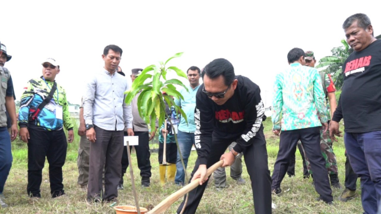 Penjabat Bupati Bekasi Dani Ramdan turut serta dalam kegiatan merawat sungai bersama River Healing Base (Rehab) Kali Cikarang dan pegiat komunitas lingkungan lain di Bendungan Prisdo Kali Cikarang, Kecamatan Cikarang Barat, pada Sabtu (18/2/2023). (ANTARA/Pradita Kurniawan Syah).