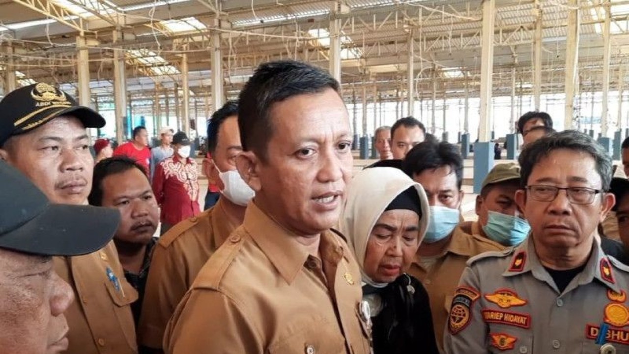 Jajaran Dinas Perdagangan Kabupaten Bekasi, Jawa Barat saat meninjau proyek mangkrak revitalisasi Pasar Induk Cibitung sekaligus menampung keluhan pedagang pasar di lokasi tersebut pada Selasa (14/2/2023). ANTARA/Pradita Kurniawan Syah