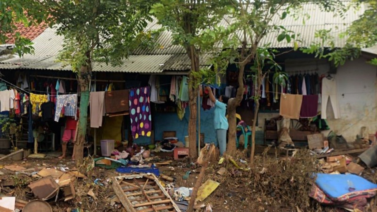 Kondisi rumah tidak layak huni milik warga miskin di Kecamatan Tambun Selatan, Kabupaten Bekasi, Provinsi Jawa Barat. (ANTARA/Pradita Kurniawan Syah).