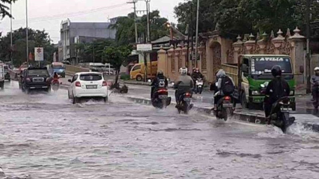 Ruas Jalan Raya Imam Bonjol, Desa Telaga Murni, Kecamatan Cikarang Barat, Kabupaten Bekasi menjadi titik langganan banjir akibat drainase buruk. (ANTARA/Pradita Kurniawan Syah).