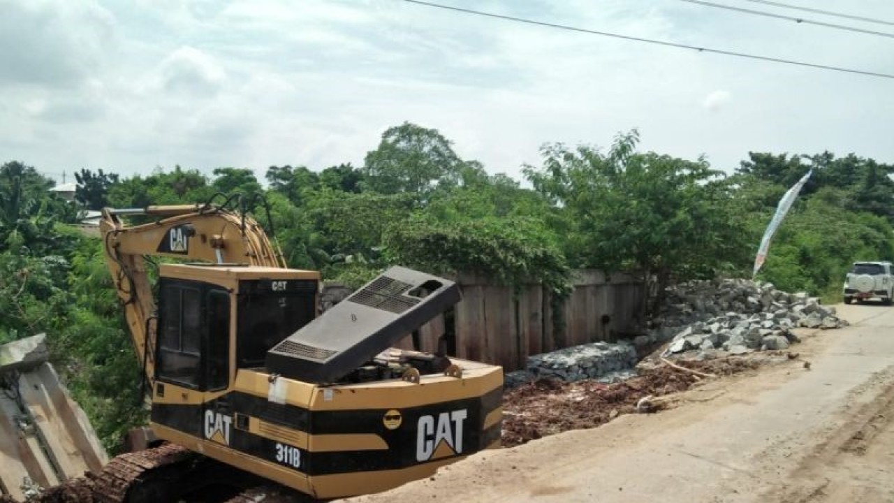 Hari ketiga perbaikan jalan amblas di Ruas Jalan Cikarang Bekasi Laut, Desa Muktiwari, Kecamatan Cibitung, Kabupaten Bekasi, Jawa Barat, Rabu. (ANTARA/Pradita Kurniawan Syah).