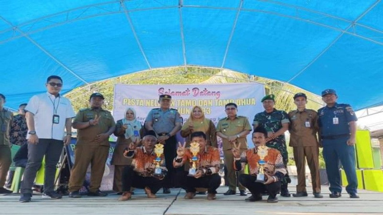 Bupati Majene Andi Achmad Sukri bersama Kapolres Majene AKBP Toni Sugadri, menghadiri pesta nelayan masyarakat di Kelurahan Baurung Kabupaten Majene, Senin (06/2/2023) ANTARA Foto/M Faisal Hanapi