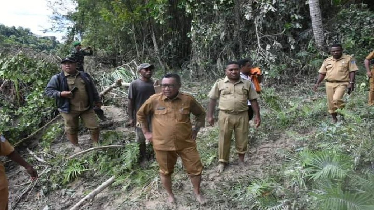 Plt Sekda Biak Numfor ZL Mailoa mengunjungi lokasi banjir luapan sungai di Kampung Armnu Distrik Andey. ANTARA/HO-Humas Prokopinda