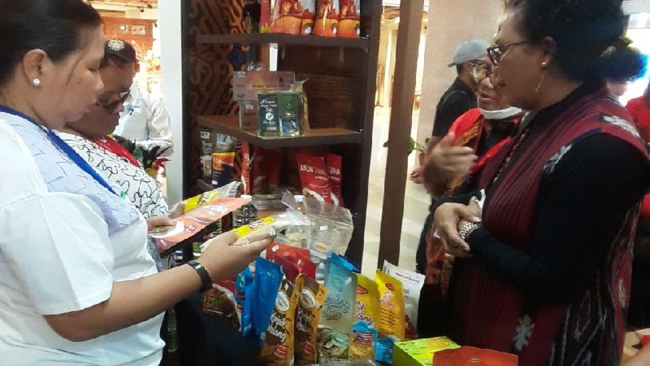 Beragam hasil produk pelaku usaha mikro kecil menengah Biak Numfor pada pameran UMKM dalam rangka launching Sail Teluk Cenderawasih 2023 di gedung Sarinah Jakarta. ANTARA/Muhsidin
