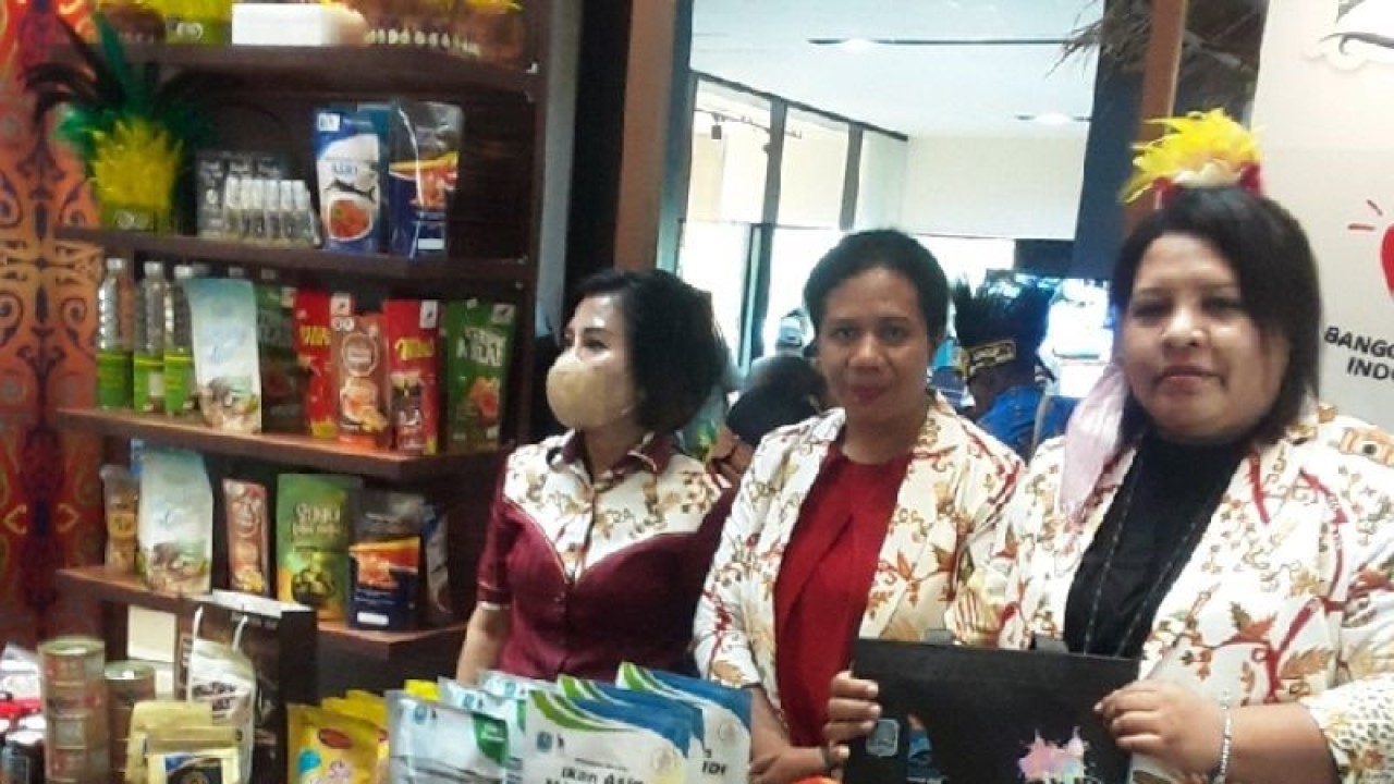 Beragam produksi pelaku usaha mikro kecil menengah Biak Numfor yang dipamerkan di Pusat Bisnis Sarinah Jakarta 2-4 Fevruari 2023. ANTARA/Muhsidin