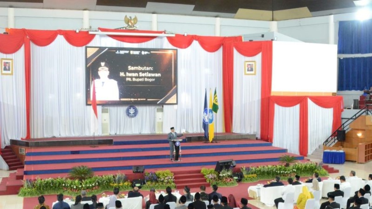 Plt Bupati Bogor Iwan Setiawan dalam wisuda peserta Sekolah Pemerintahan Desa di Kampus IPB University, Dramaga, Kabupaten Bogor, Jawa Barat, Rabu (8/2/2023). (ANTARA/HO-Humas Pemkab Bogor)