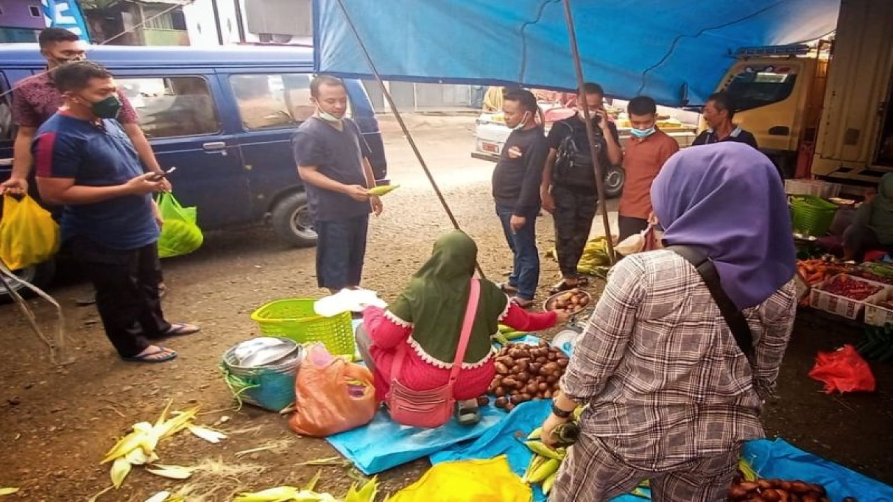Gubernur Sulawesi Selatan Andi Sudirman Sulaiman berbelanja di pasar tradisional di Kabupaten Bone, Sabtu (27/8/2022). FOTO ANTARA/dok.